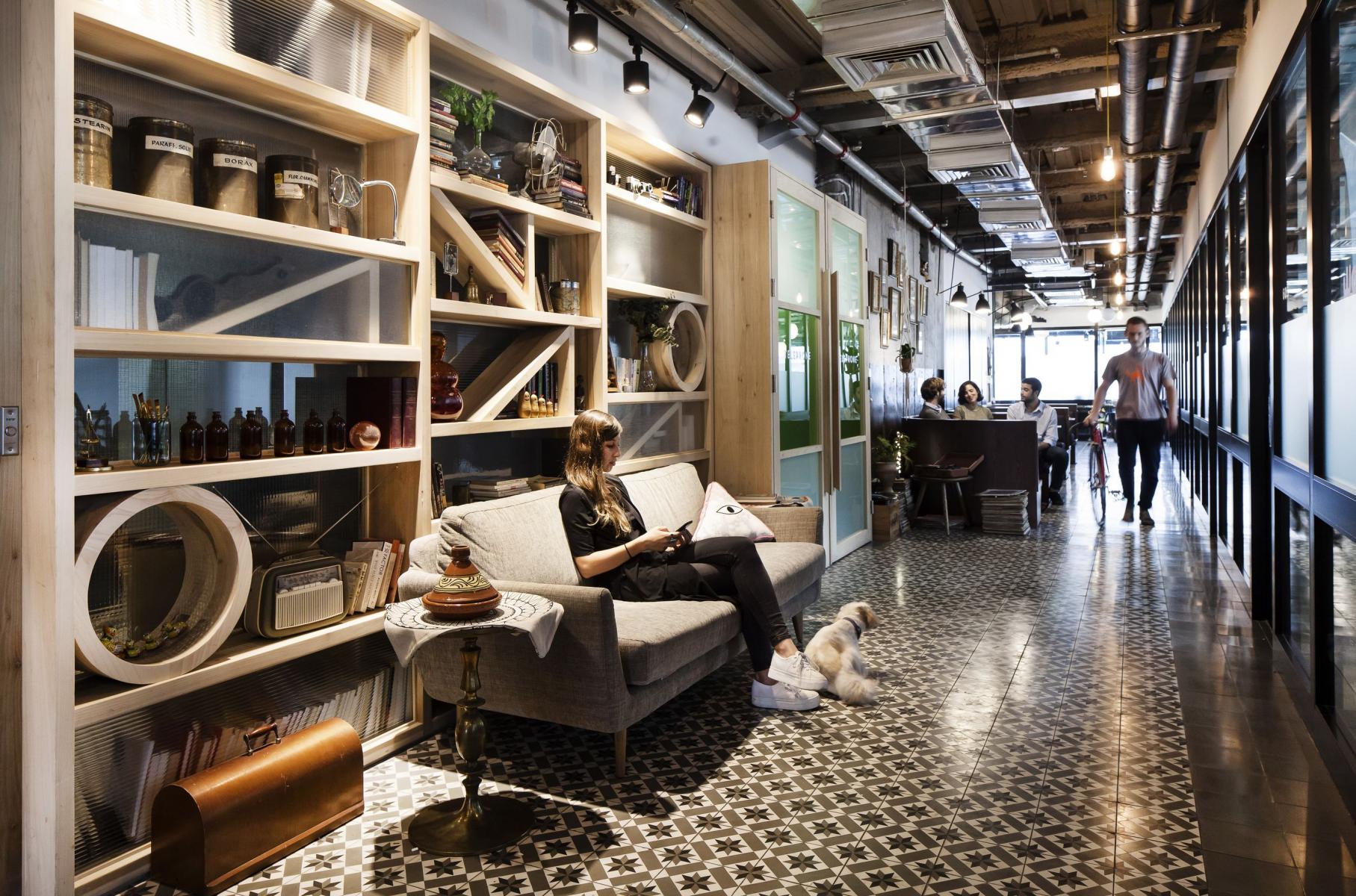 /uploads/posts/1a95f41d7e731ca56c2a5f3081e8daa15cd2b9e5/images/Lounge at Mindspace Tel Aviv, Rothschild.jpg